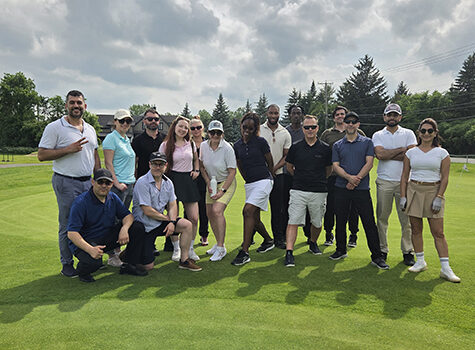 Activité de golf réunissant des collègues dans un cadre extérieur détendu.