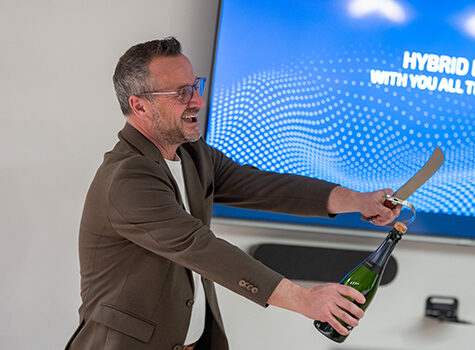 Célébration du lancement de l’Internet des objets hybride dans les bureaux de Terrestar.