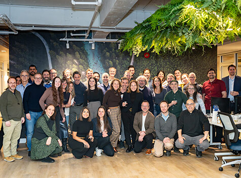 Photo de groupe réunissant des employés dans les bureaux de l’entreprise.