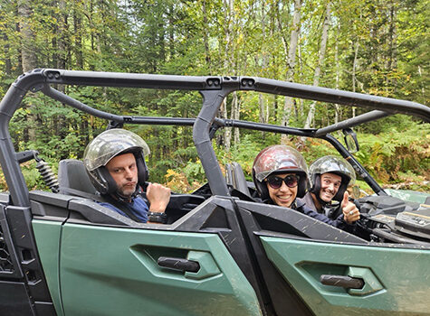 Activité de consolidation d’équipe en plein air dans un cadre naturel.